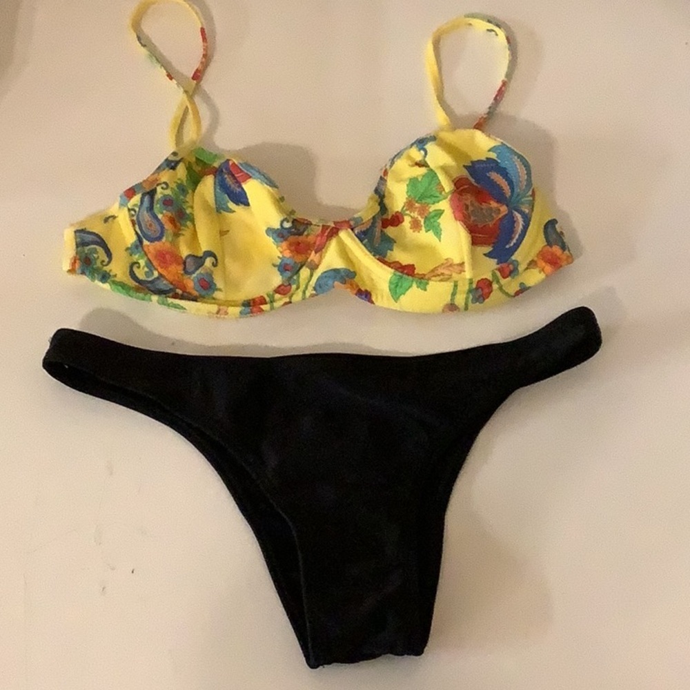 Recco Size Large Brazilian Yellow Floral Underwire Top & Black Bottom. New W/Tag